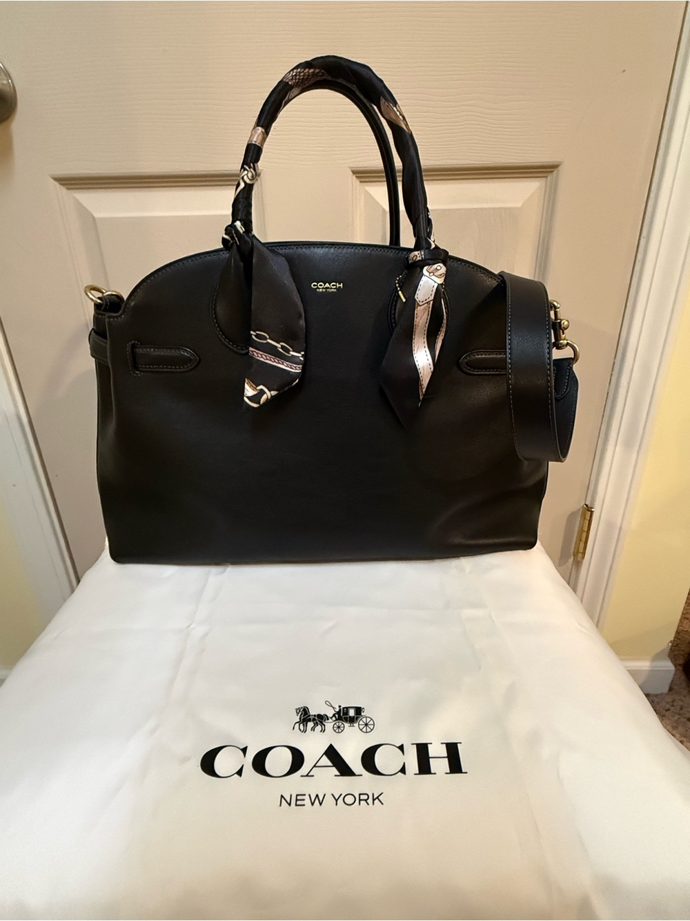 COACH Empire 40 - Picture 8 of 15